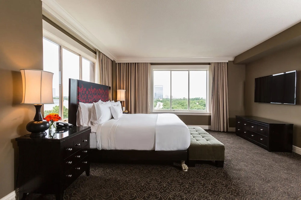 Signature Suite - Photo 2