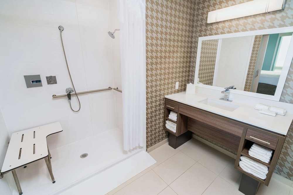 Studio, 1 King Bed, Accessible, Bathtub