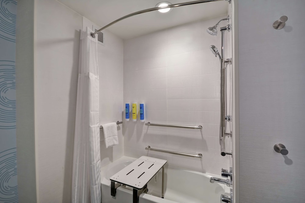 Room, 2 Queen Beds, Accessible, Bathtub