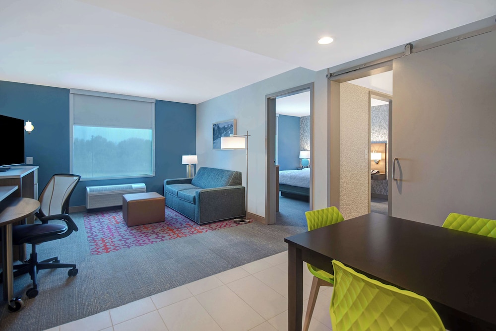 Suite, 1 Queen Bed, Accessible (Hearing) - Photo 2