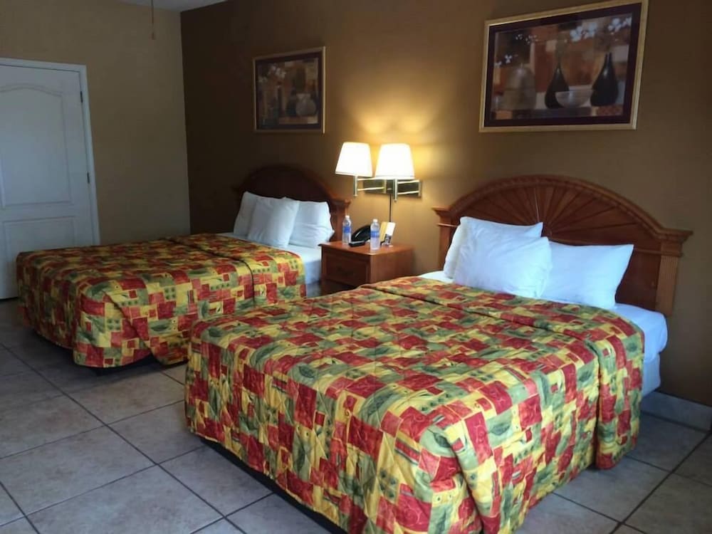 Standard Room, 2 Queen Beds - Photo 2