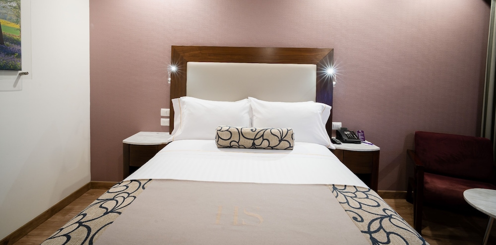 Executive Room, 1 Queen Bed (Deluxe) photo 2