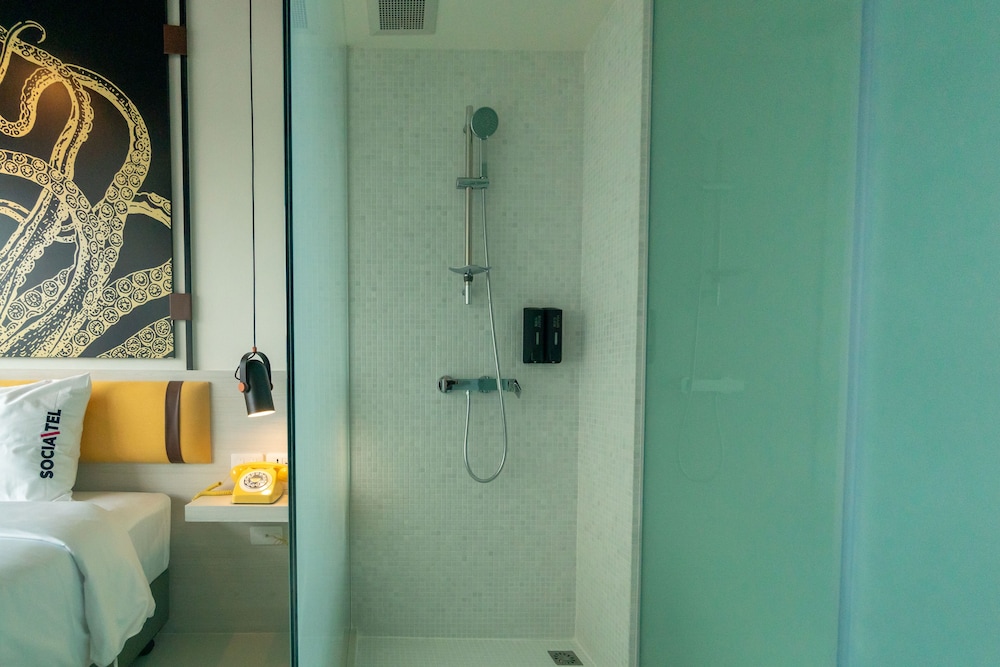 Deluxe Room, 1 King Bed - Photo 2
