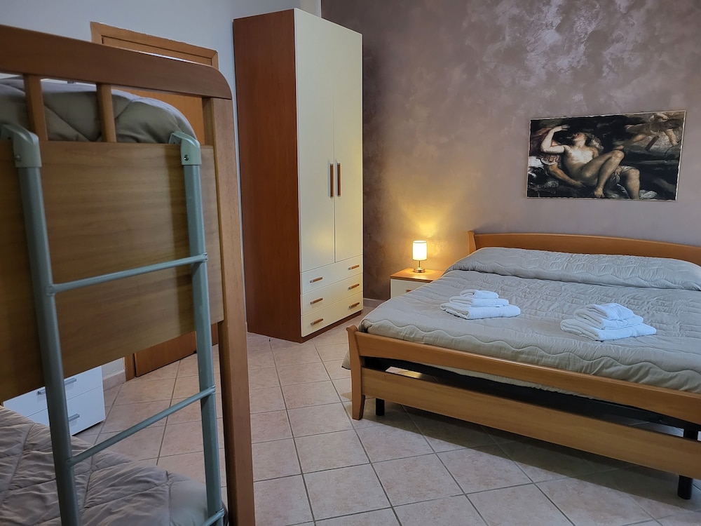 Deluxe Quadruple Room, Ensuite photo 2