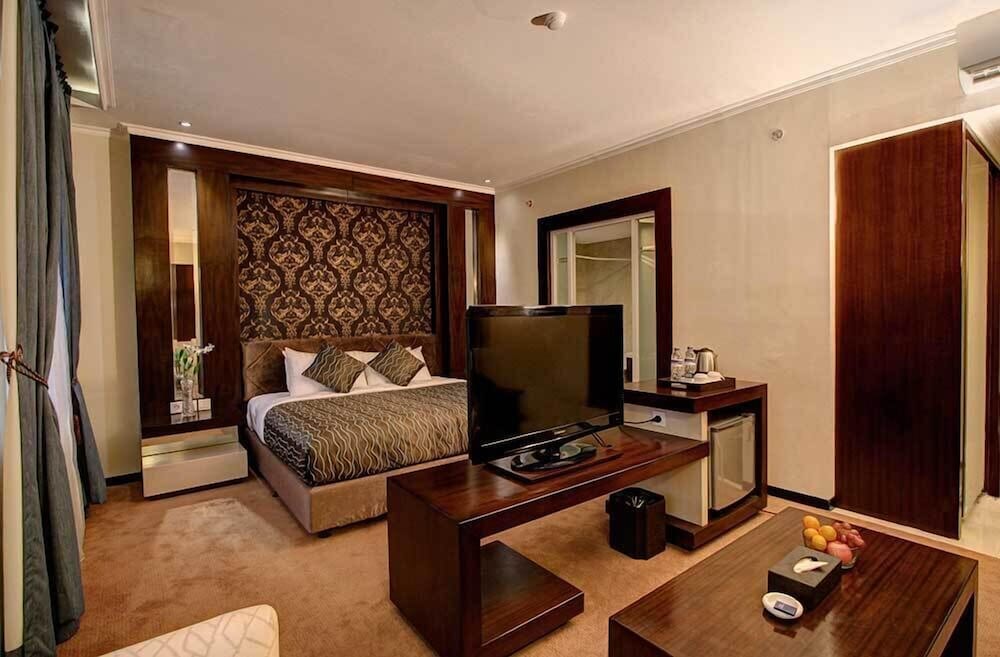 Suite, 1 Queen Bed photo 2