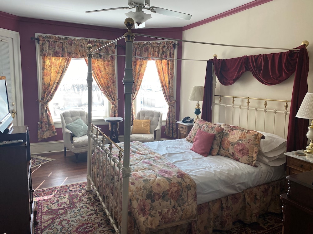 Room, 1 Queen Bed, Non Smoking, Jetted Tub (Poppy)