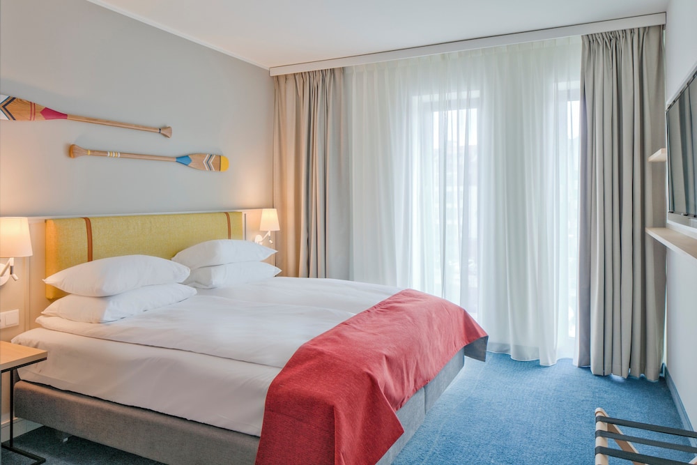 Standard Room, 1 Queen Bed, Courtyard View - Photo 8