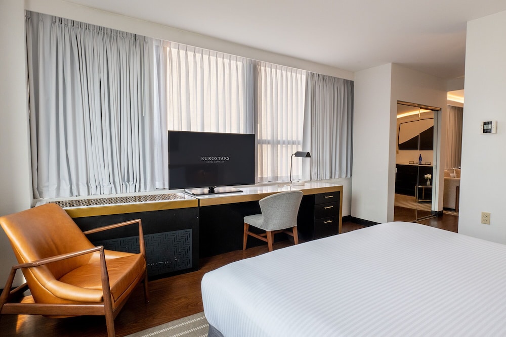 Executive Suite, 1 King Bed - Photo 3