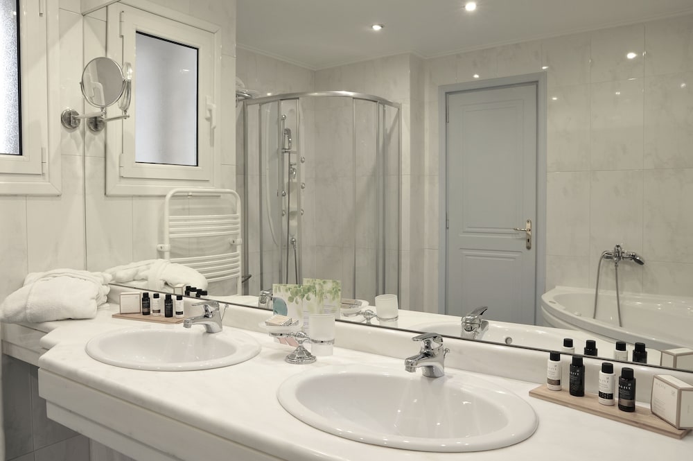 Junior Suite, Jetted Tub photo 2