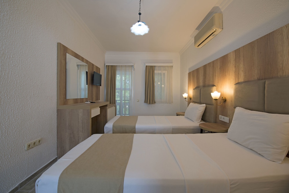 Superior Triple Room, Balcony - Photo 3