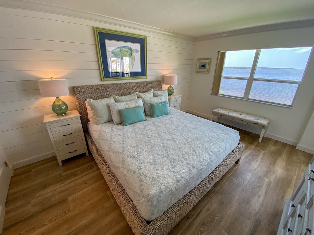 Luxury Condo, 2 Bedrooms, 2 Bathrooms (waterfront)