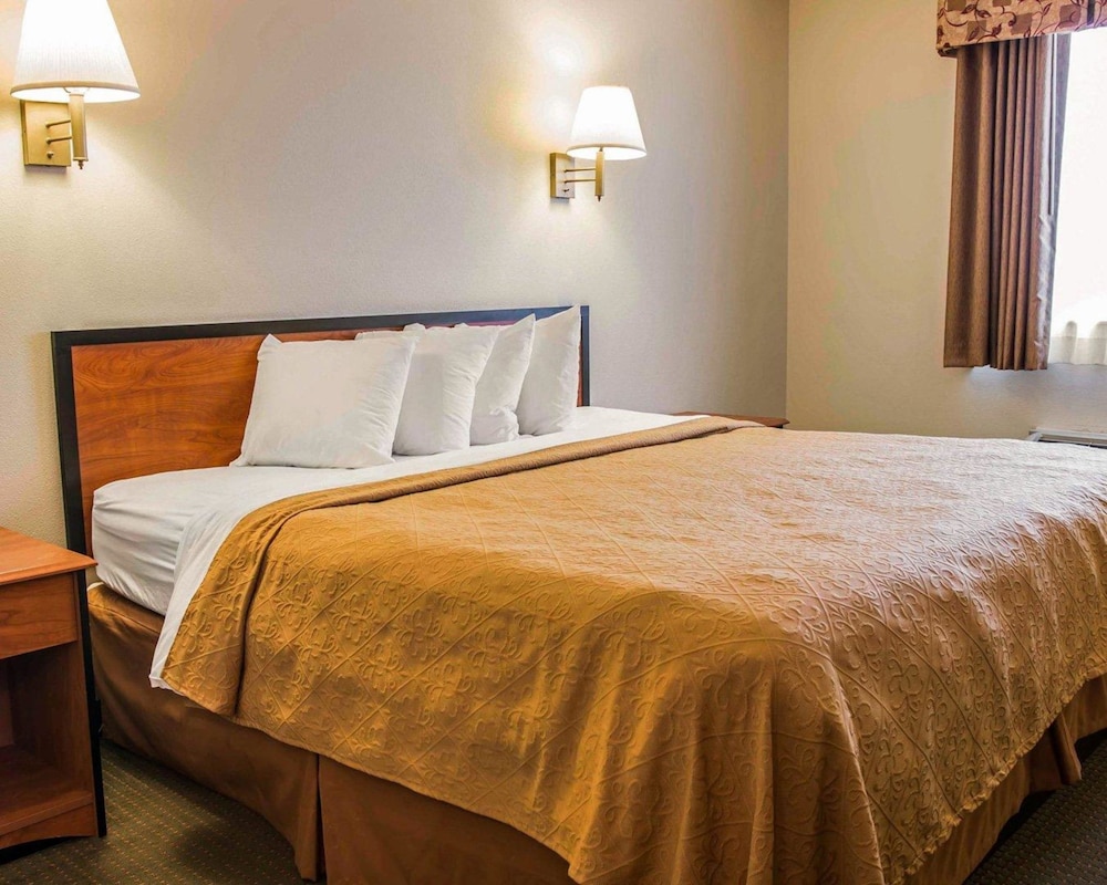 Standard Room, 1 King Bed, Non Smoking - Photo 4