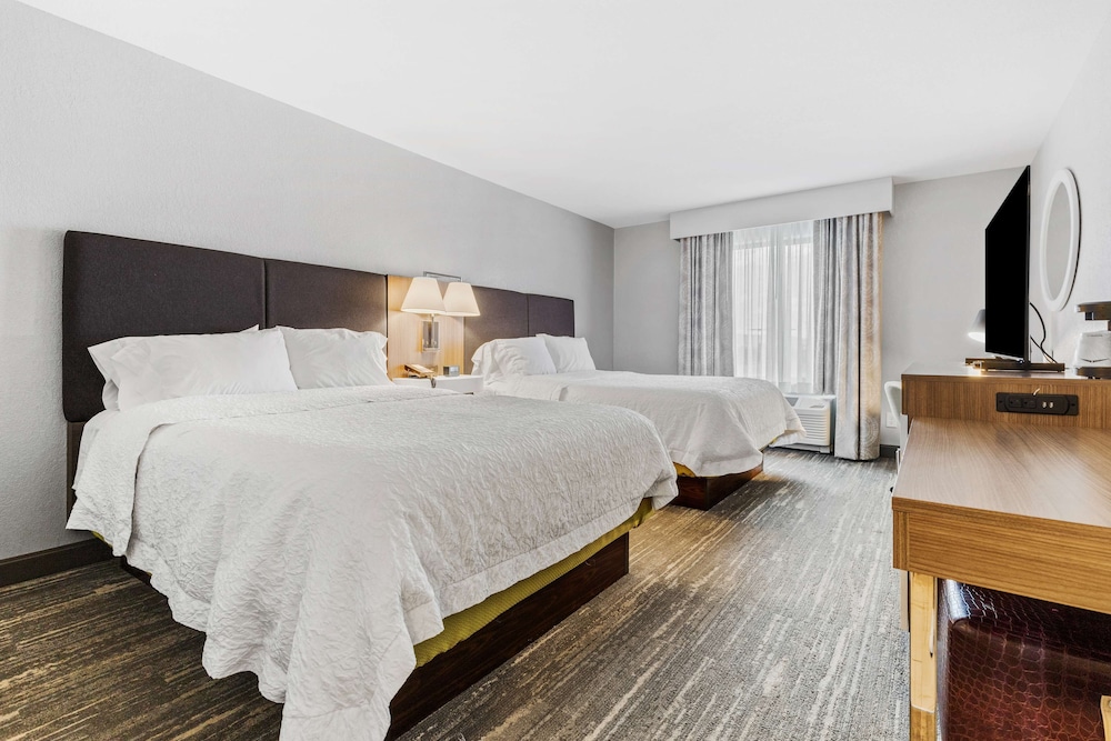 Standard room with two queen beds - Photo 1