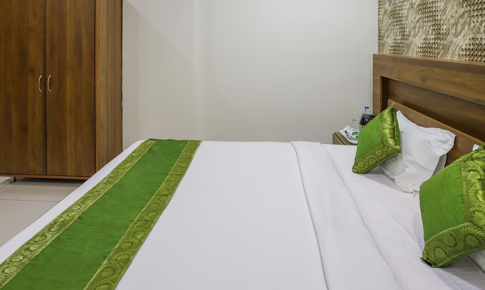 Deluxe Room, 1 King Bed, Non Smoking photo 2
