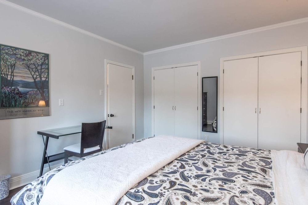 Economy Room, 1 Queen Bed photo 3