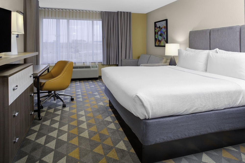 Suite, 1 King Bed, Accessible (Mobility, Accessible Tub) - Photo 2