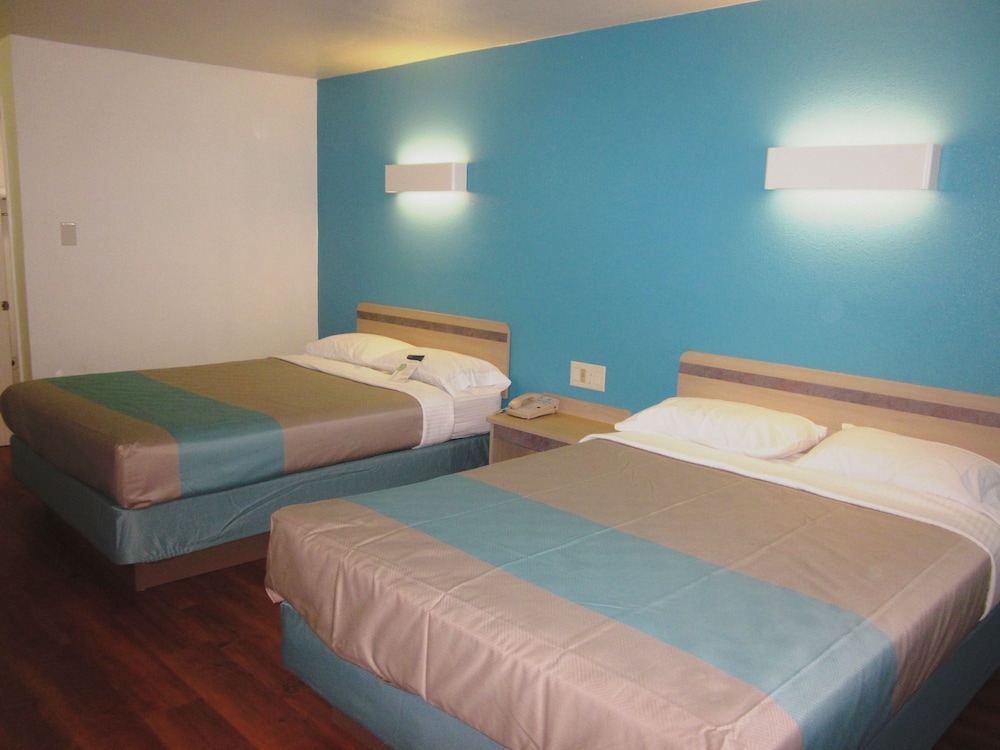 Standard Room, 2 Queen Beds, Non Smoking photo 1