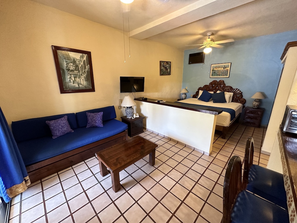 Standard Studio Suite, Kitchen, Pool View photo 2
