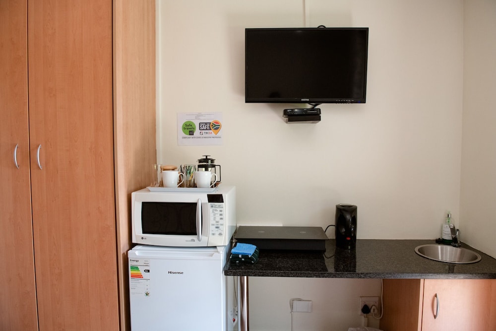 Room 5: Wheelchair friendly Suite photo 3