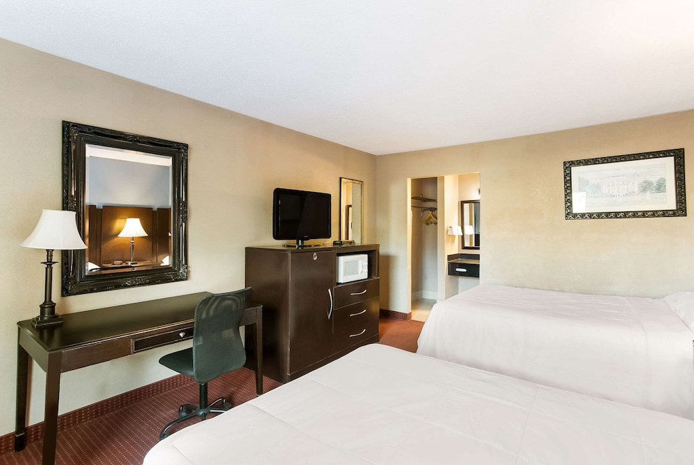 Standard Room, 2 Queen Beds, Non Smoking photo 2