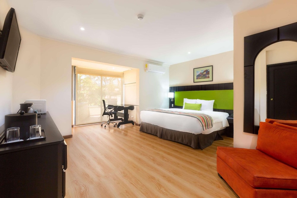 Room, 1 King Bed, Non Smoking - Photo 6