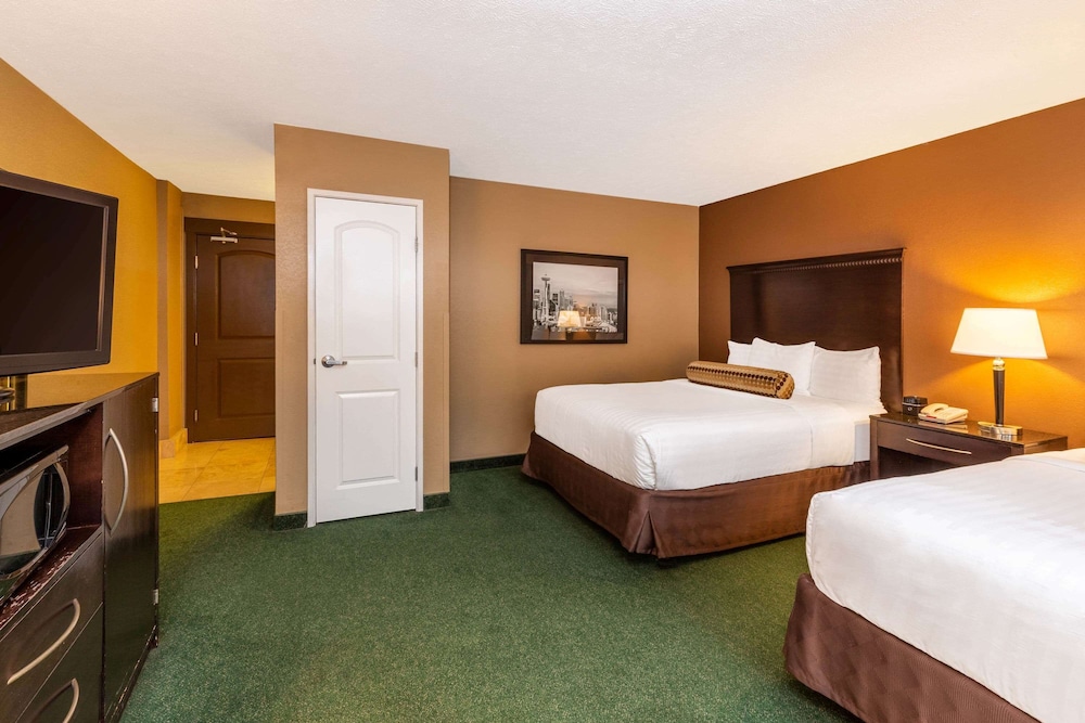 Room, 2 Queen Beds, Non Smoking - Photo 1