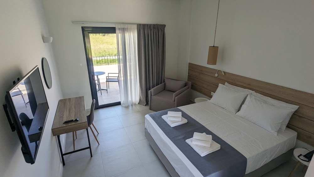 Habitación Doble con Cama de Brazo | Vista al Jardín y al Mar Lateral