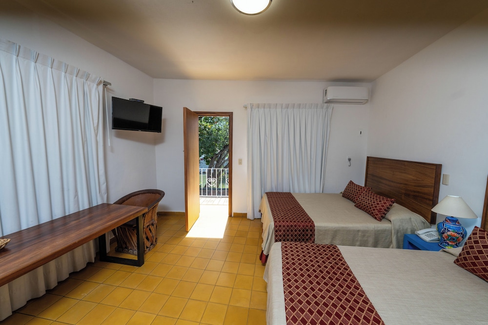 Quadruple Room, 2 Double Beds And Air-Conditioning photo 2