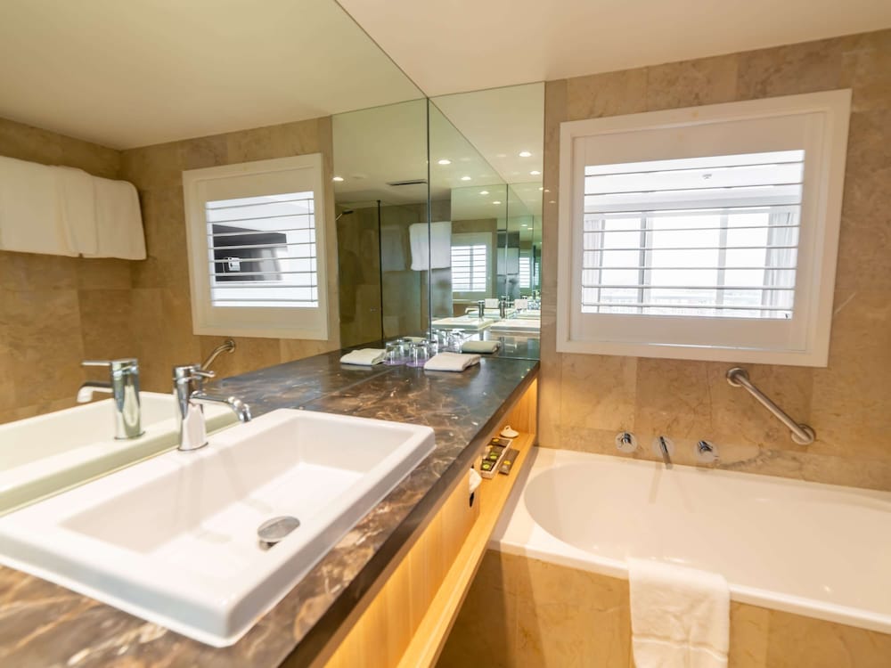 Superior Room, 1 King Bed, Jetted Tub thumbnail 6
