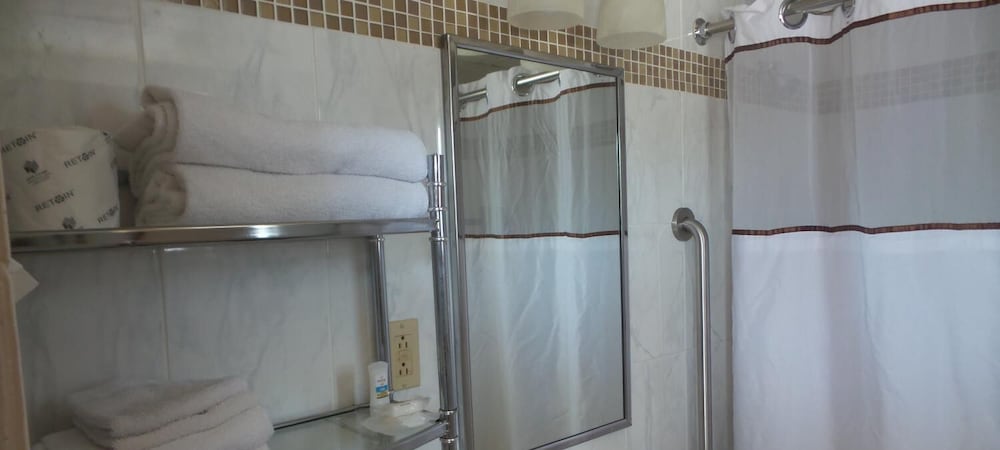 Standard Room, 1 King Bed photo 3