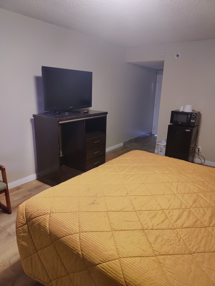 Basic Room, 1 King Bed photo 3