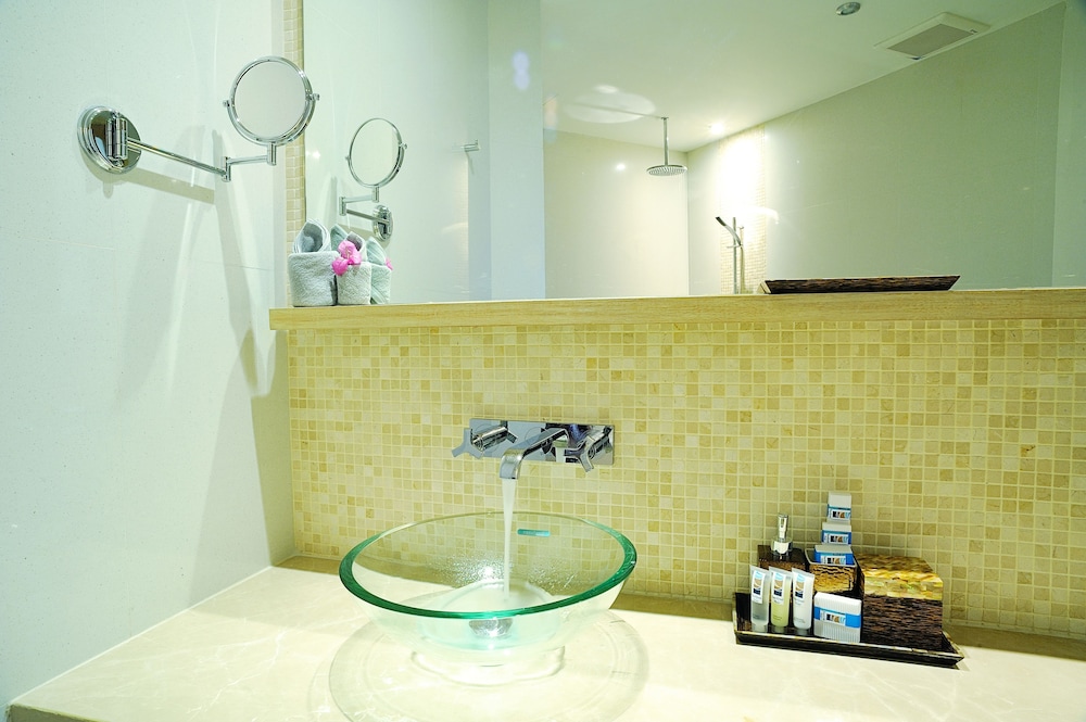 1 Bedroom White Coral Suite photo 2