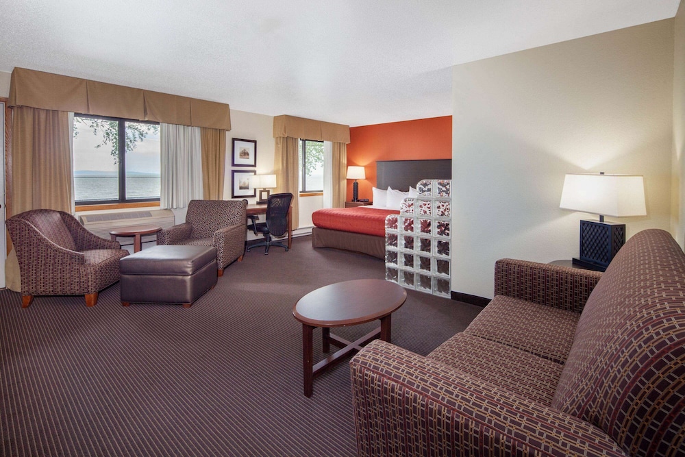Luxury Suite, 1 King Bed, Non Smoking, Lake View photo 2
