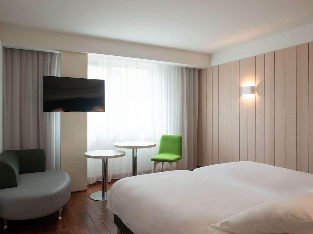 Standard Room, 1 King Bed