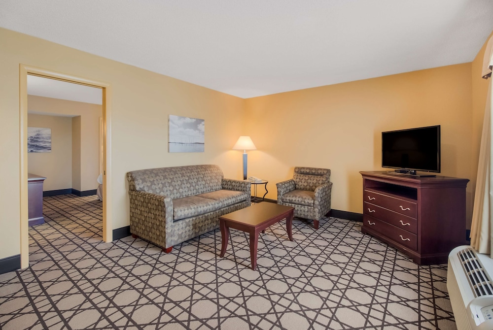 Suite, 1 King Bed, Non Smoking, Refrigerator & Microwave (Living Room) - Photo 1