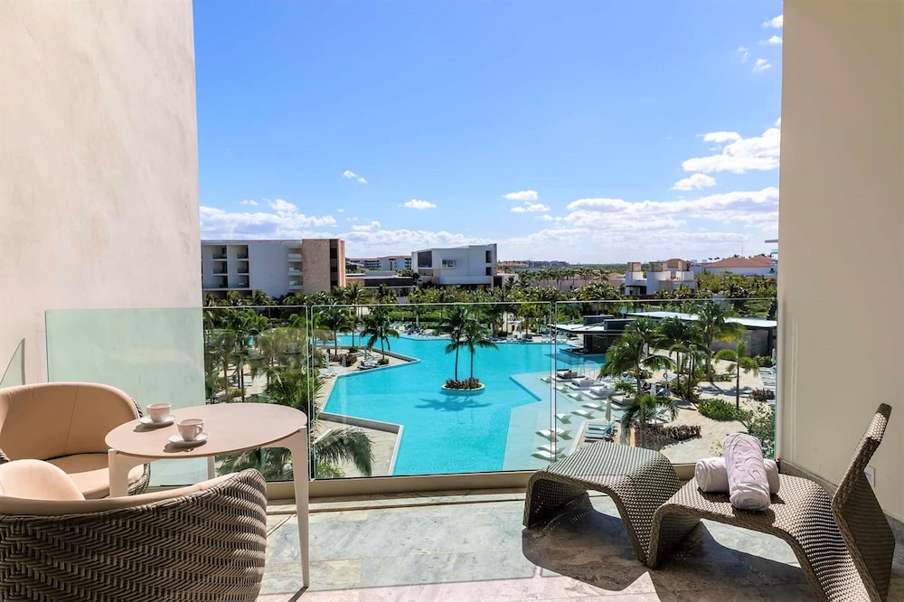 Junior Suite Poolside