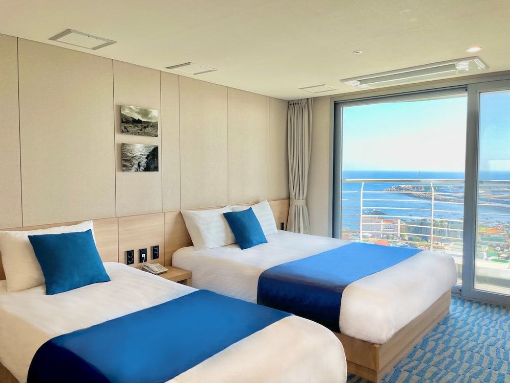 [Wine Pkg] Premier Twin Room + 1 Red Wine + 2 Wine Glasses photo 1