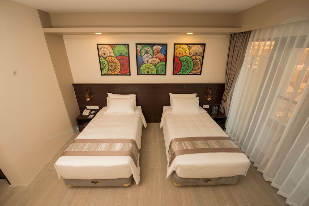 Deluxe Twin Room, Partial Sea View photo 2