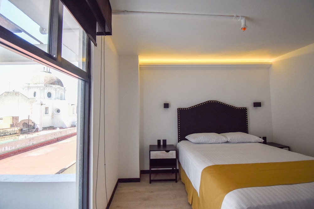 Room, 1 Queen Bed, Courtyard View photo 1