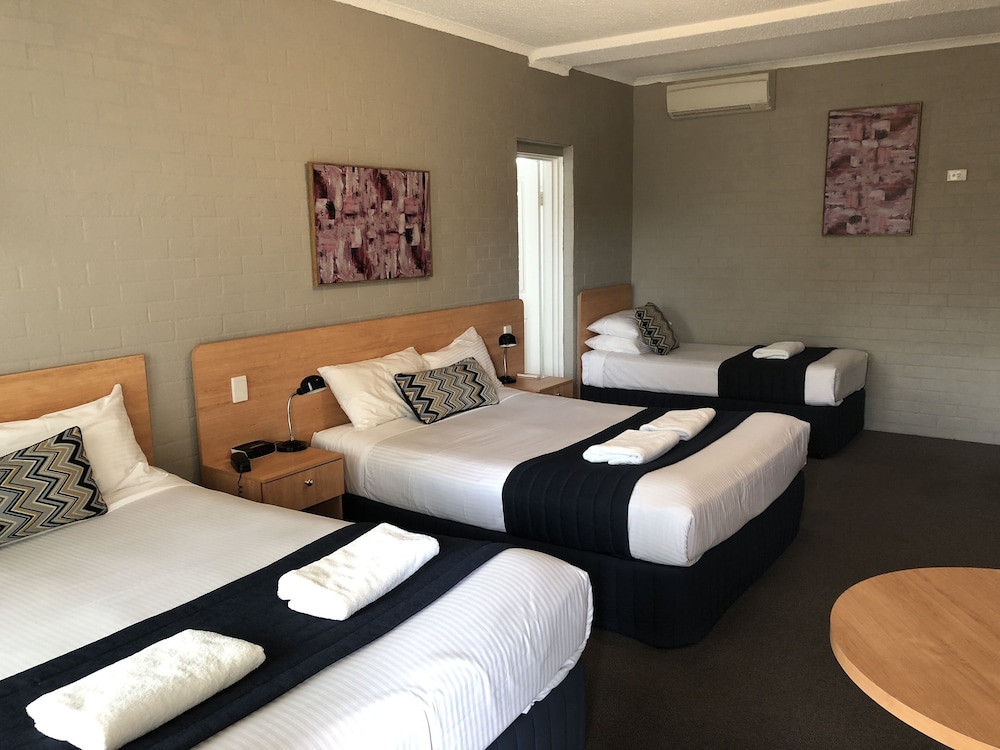 Deluxe Room, Multiple Beds, Non Smoking (2 queen and 1 single bed) photo 3
