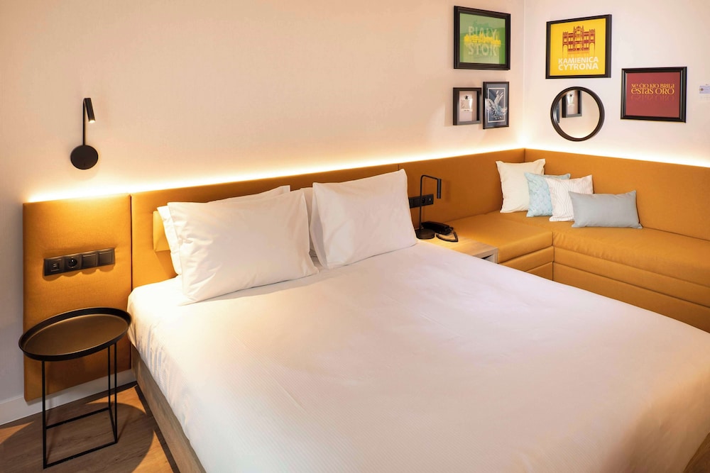 Room, 1 Queen Bed with Sofa bed - Photo 2