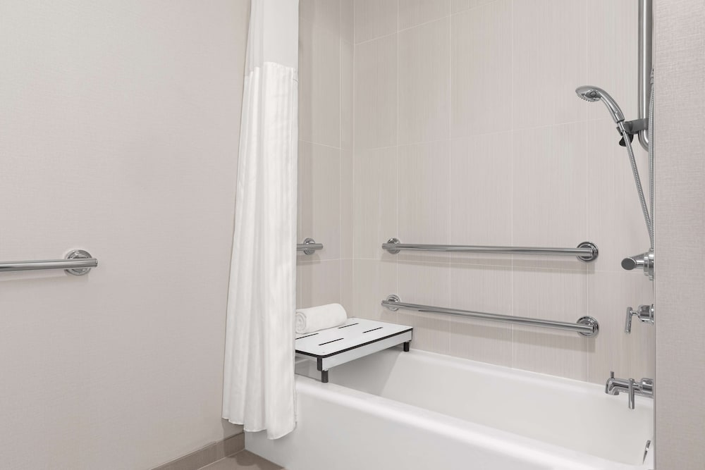 Room, 1 King Bed (Hearing) - Photo 4