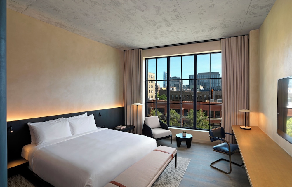 Deluxe Room, 1 King Bed, Accessible