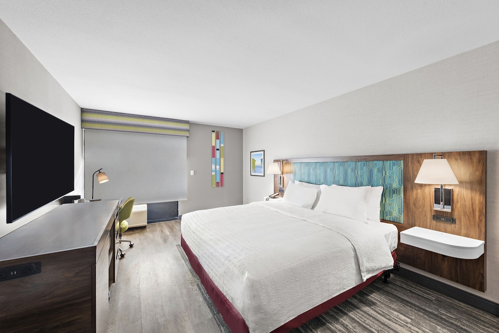 Room, 1 King Bed, Accessible (Mobility, Hearing, Roll-In Shower)
