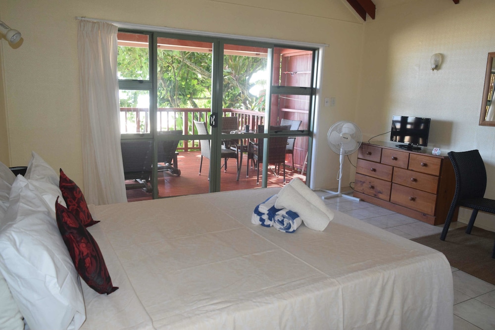 Comfort Bungalow, 1 Queen Bed, Beach View photo 1