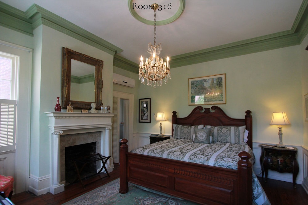 Room, 1 King Bed (316), Stairs Required photo 1