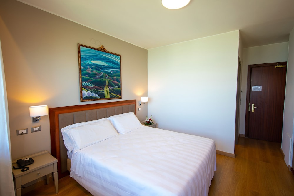 Superior Double or Twin Room, Lake View - Photo 2