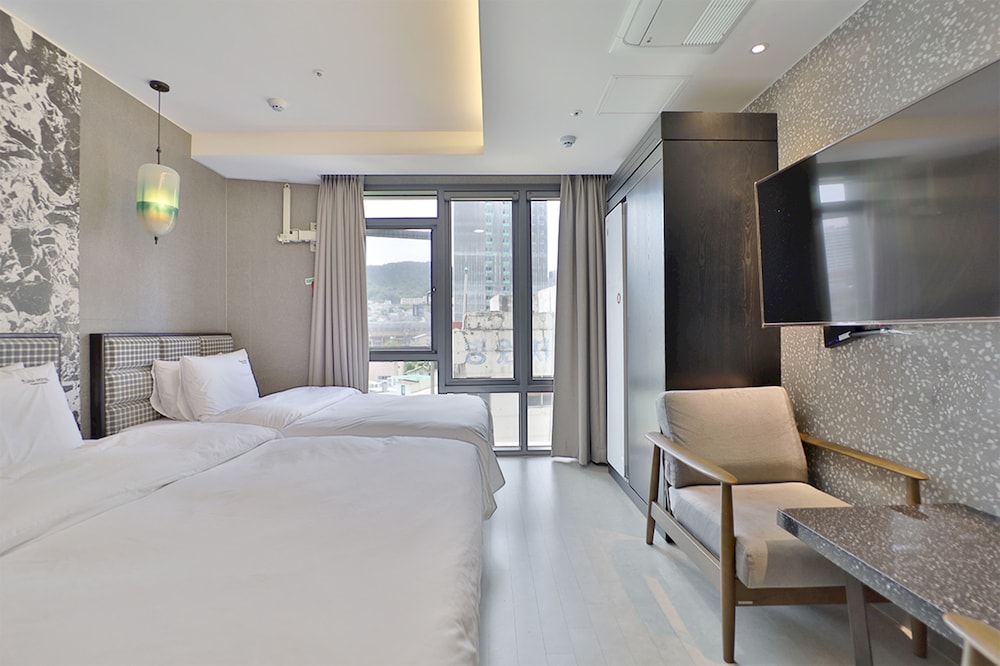 Premium Twin Room - Photo 4