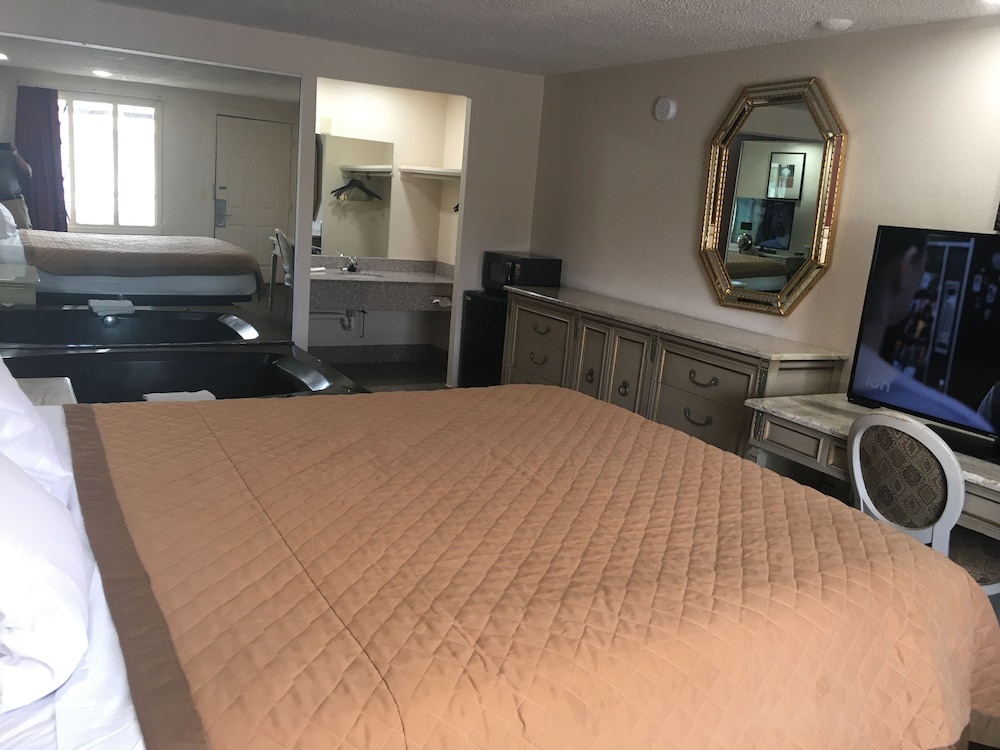 Premium Room, 1 King Bed, Jetted Tub photo 2