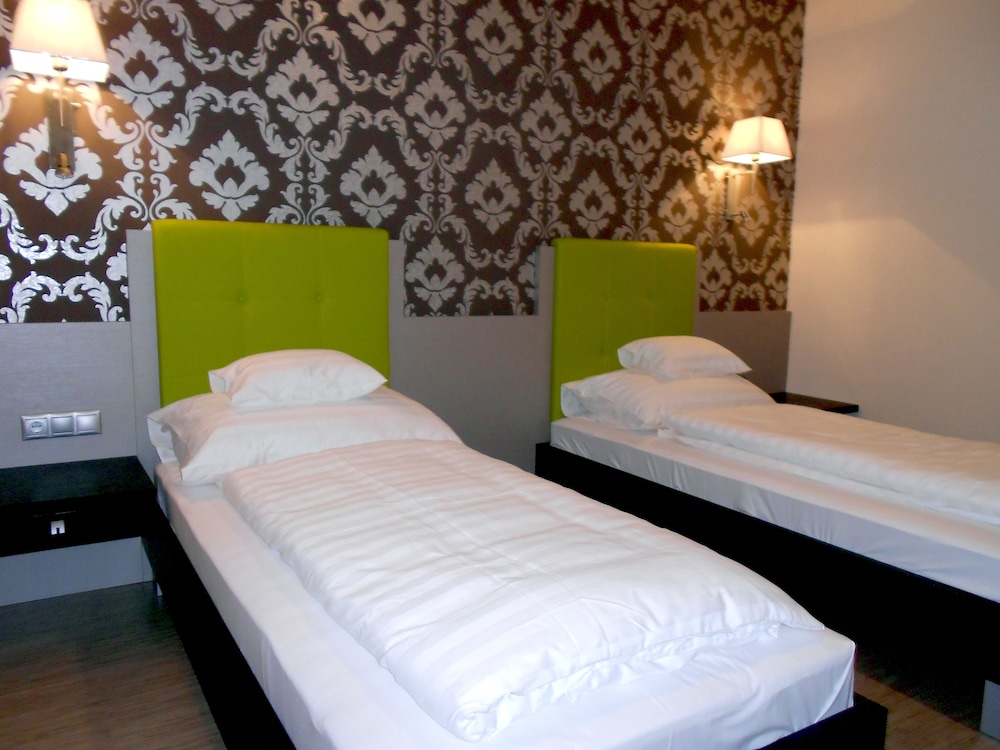 Premium Twin Room photo 3